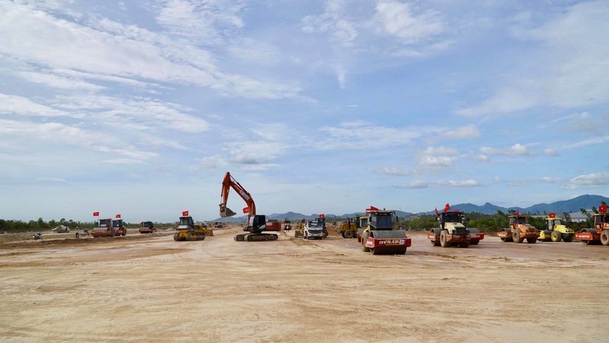 Đợt nâng cấp lớn nhất lịch sử đối với sân bay hơn 60 năm tuổi do Mỹ xây dựng: Hơn 800 người thi công ngày đêm, hướng tới cột mốc quan trọng - Ảnh 1.
