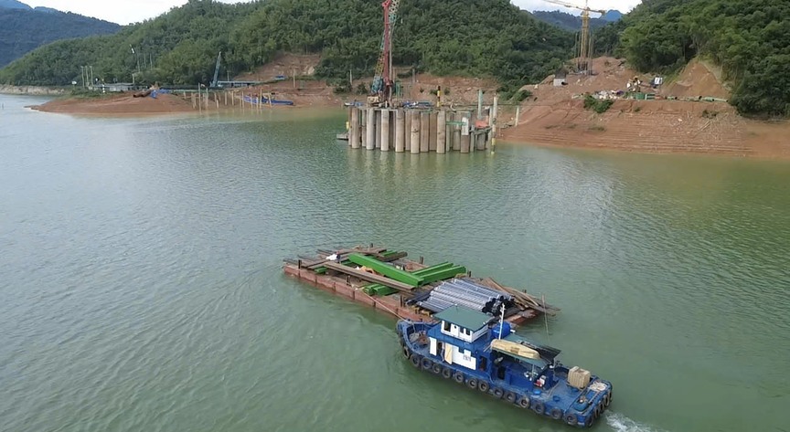 Huy động thiết bị siêu khổng lồ, Việt Nam sẽ hoàn thành cây cầu dây văng dài nhất cả nước, nằm trên tuyến cao tốc 10.000 tỷ ở khu vực Tây Bắc - Ảnh 2.