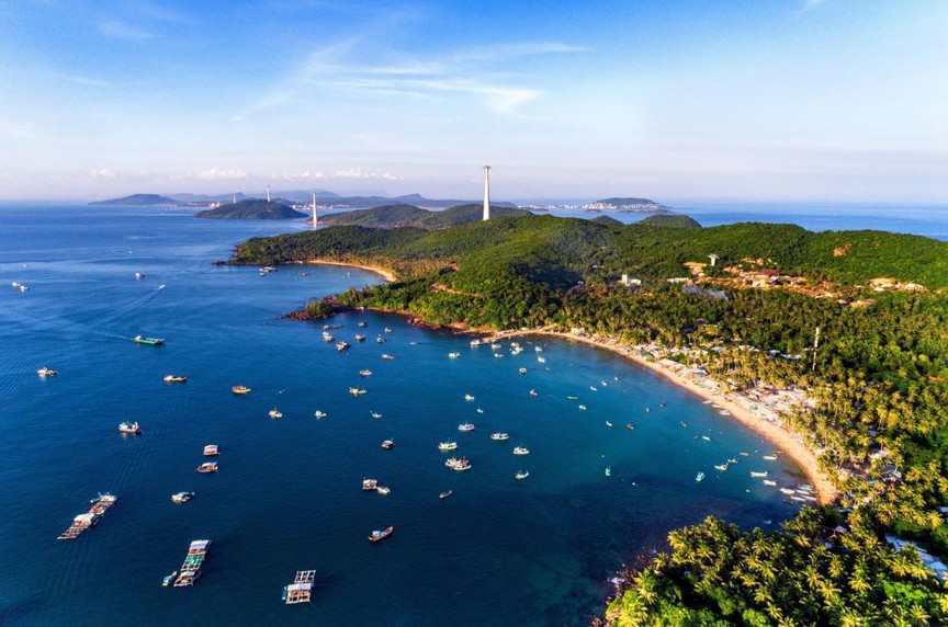 Lần đầu tiên Việt Nam có tháp chọc trời được bao phủ bởi kính uốn cong hướng biển: Điểm nhấn kiến trúc tại đặc khu lớn bậc nhất cả nước - Ảnh 1.