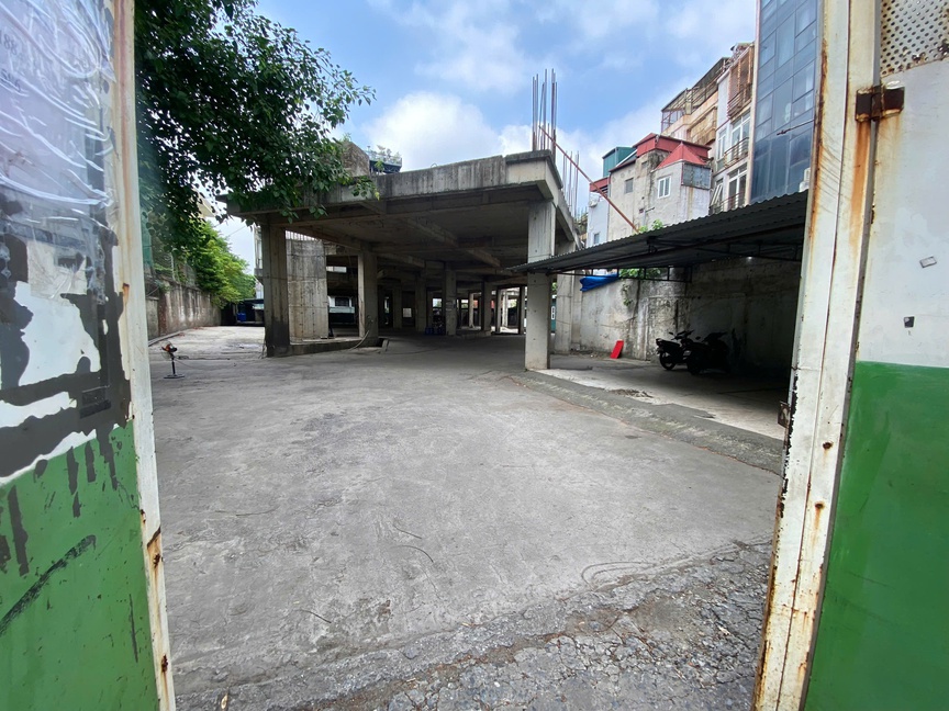 Bên trong dự án hiện đang được sử dụng làm nơi trông giữ xe. Bên trong dự án hiện đang được sử dụng làm nơi trông giữ xe.