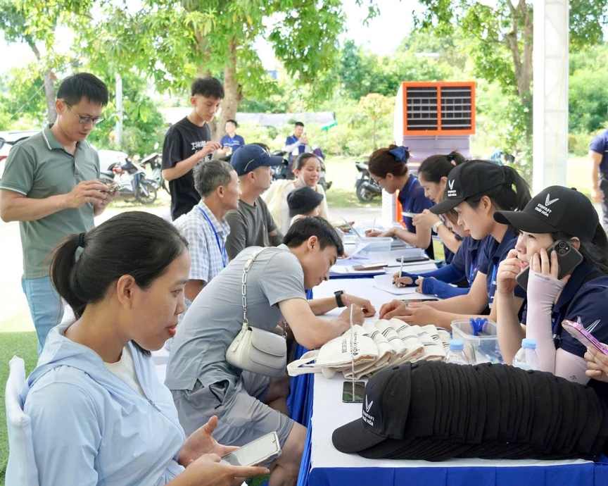 Khách hàng Nghệ An xếp hàng lái thử VinFast VF 5: Nhỏ gọn nhưng đủ chất, lái đã, lời ngay từ lúc xuống tiền - Ảnh 1.