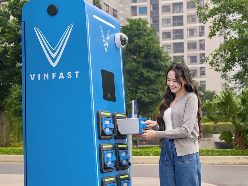 Tủ đổi pin VinFast khắp nơi, hậu mãi 5 sao, người dùng Việt ngày càng tự tin “bỏ xăng, sang điện” - Ảnh 1.