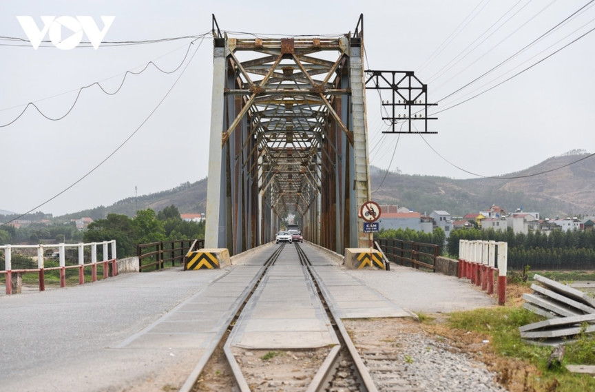 Chỉ vài tháng nữa, chính thức hoàn thành cây cầu thay thế cầu duy nhất Việt Nam có đường sắt chung đường bộ - Ảnh 2.