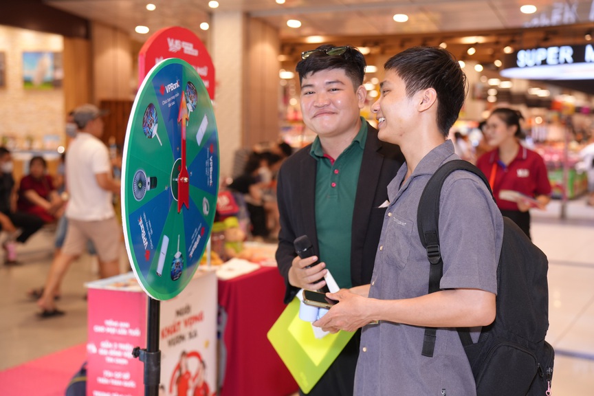 Khách hàng quan tâm gì tại "VPBank tới rồi, mở 'lời' ngay thôi"?- Ảnh 2. Khách hàng quan tâm gì tại "VPBank tới rồi, mở 'lời' ngay thôi"?- Ảnh 2.