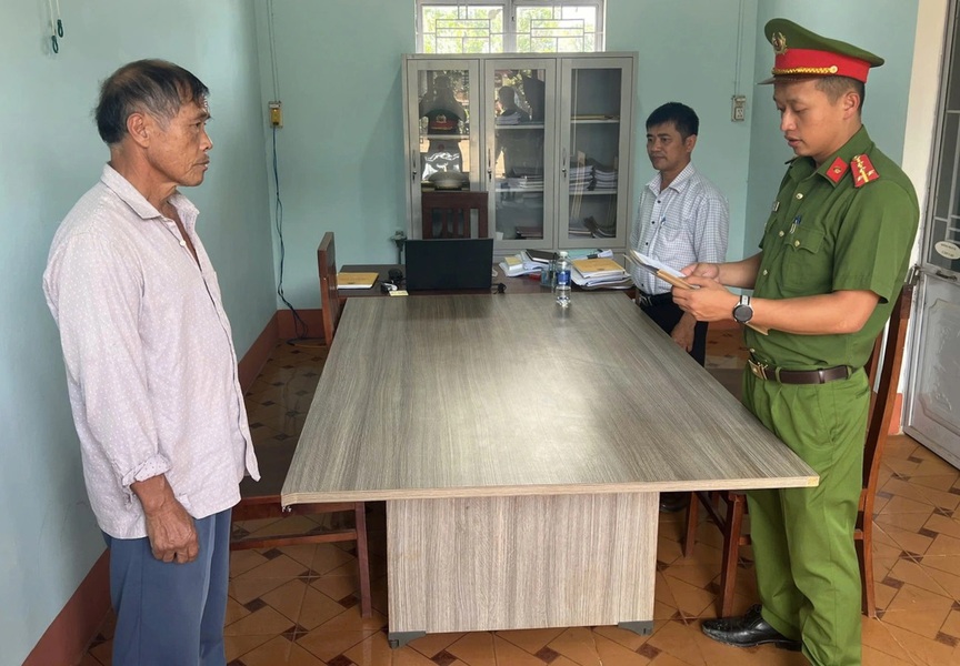 Xả phân heo ra đất, có ngày chủ chuồng nuôi bị khởi tố - Ảnh 1.
