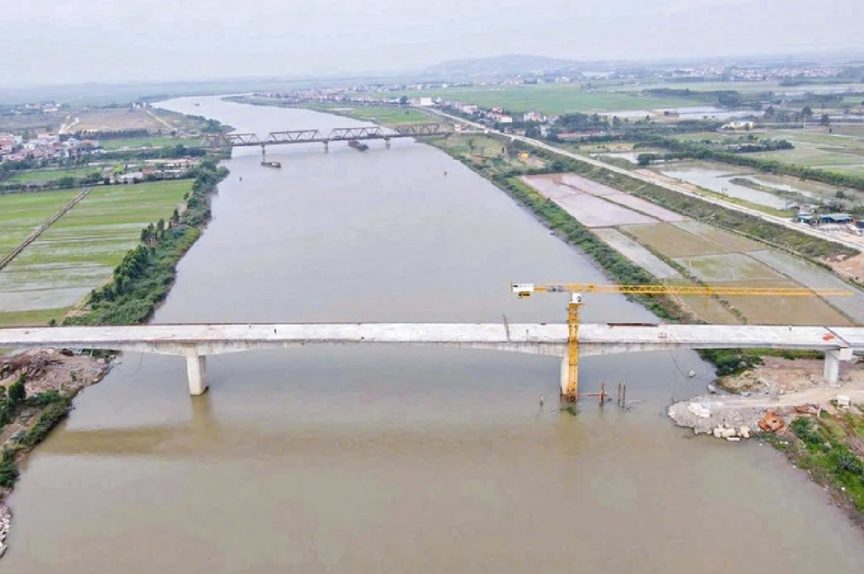 Khoảng 2 tháng nữa, chính thức phá dỡ cây cầu duy nhất Việt Nam có đường sắt chung đường bộ- Ảnh 1.