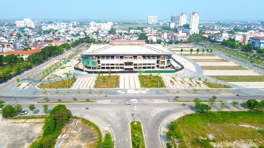 Chỉ 5 ngày nữa, quảng trường trăm tỷ buộc phải hoàn thành sau khi một nhà thầu liên tiếp bị xử phạt - Ảnh 1.
