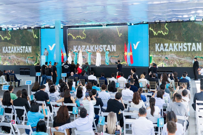 Green SM chính thức ra mắt dịch vụ gọi xe thuần điện Kazakhstan - Ảnh 3.