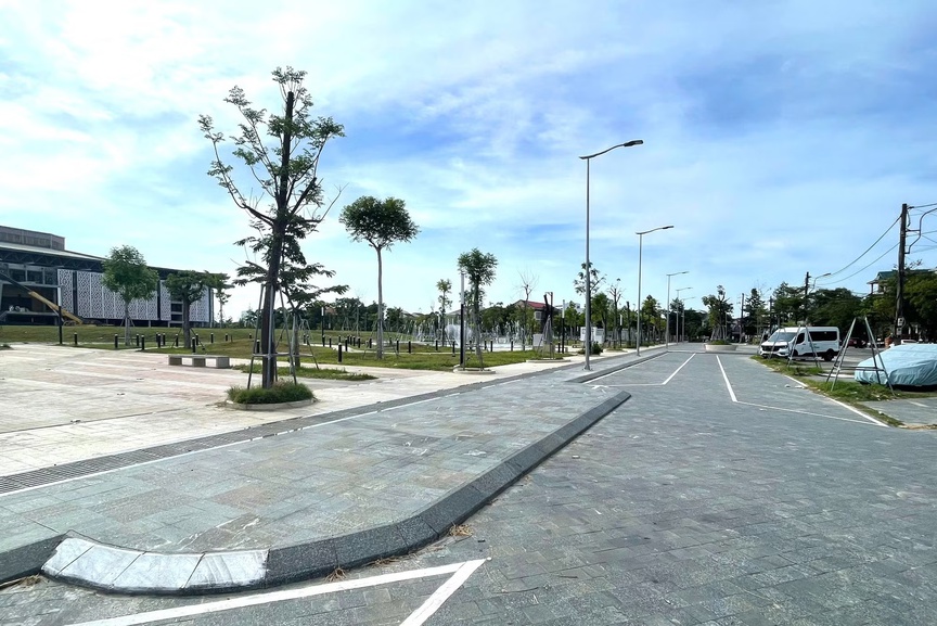 Chỉ 5 ngày nữa, quảng trường trăm tỷ buộc phải hoàn thành sau khi một nhà thầu liên tiếp bị xử phạt - Ảnh 2.