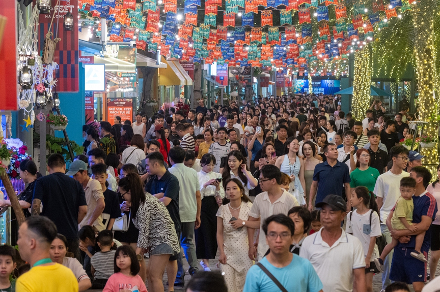 Quảng Ninh đón hơn 10 triệu lượt du khách trong 5 tháng đầu năm- Ảnh 1.