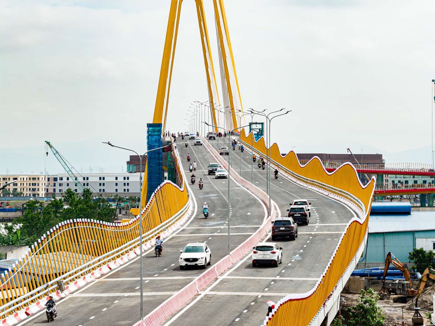 Cây cầu hơn 2.300 tỷ tại TP nhỏ nhất Việt Nam hoàn thành chỉ sau 22 tháng: Trục động lực liên vùng kết nối đến đại đô thị của Vingroup- Ảnh 3.