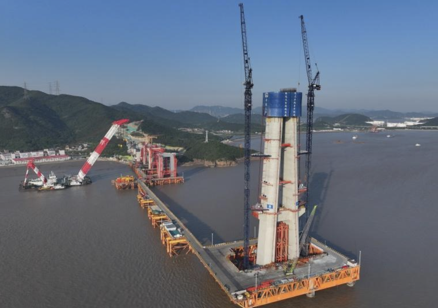 ‘Siêu cầu’ có trụ cao ngang toà nhà 100 tầng giữa biển khơi, tương lai lập kỷ lục thế giới- Ảnh 1.