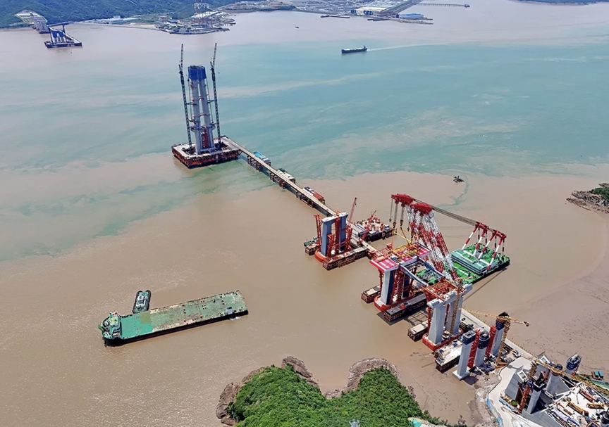 ‘Siêu cầu’ có trụ cao ngang toà nhà 100 tầng giữa biển khơi, tương lai lập kỷ lục thế giới- Ảnh 2.