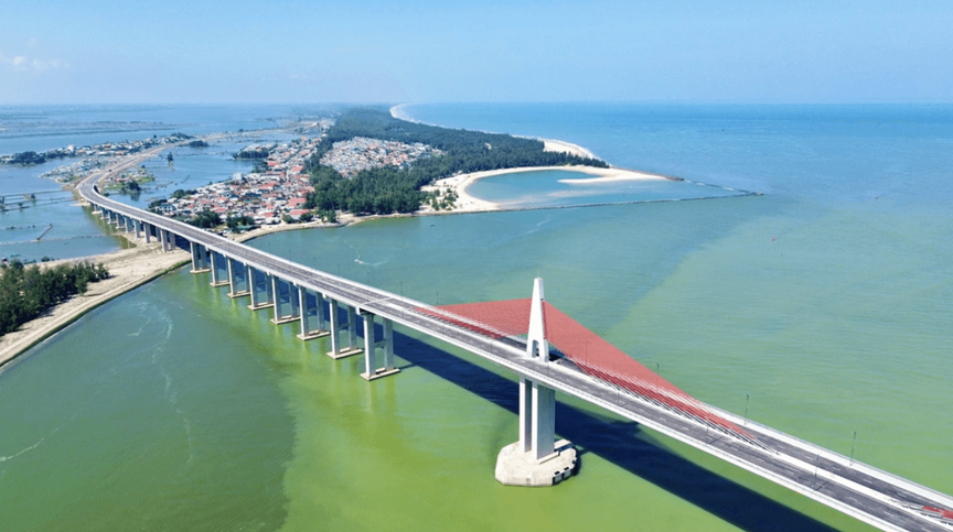 Chỉ vài tuần nữa, toàn bộ tuyến cầu vượt biển dài nhất miền Trung chính thức thông xe, kết thúc hơn 100 năm di chuyển bằng đò của người dân đôi bờ - Ảnh 2.