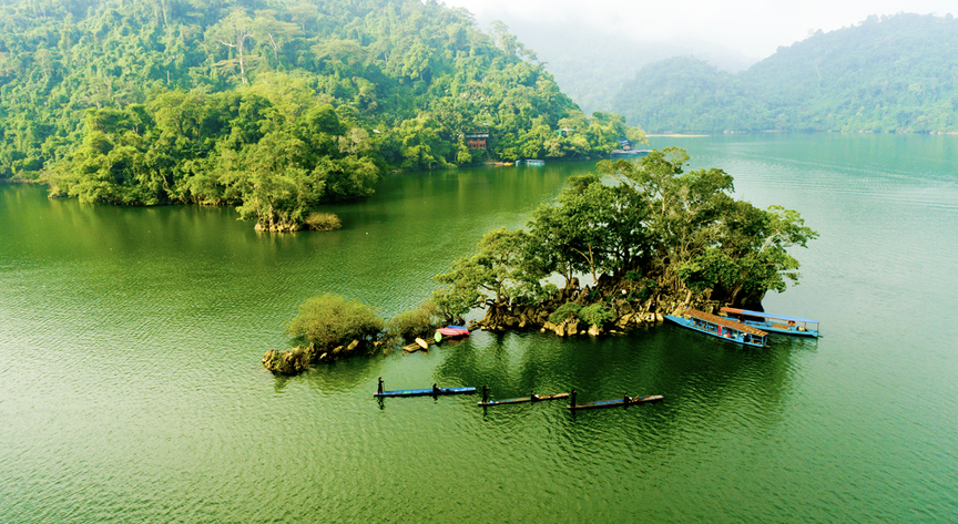 Quy hoạch hồ nước ngọt 200 triệu năm tuổi, lớn nhất Việt Nam, đẹp nhất thế giới thành khu du lịch quốc gia- Ảnh 1.