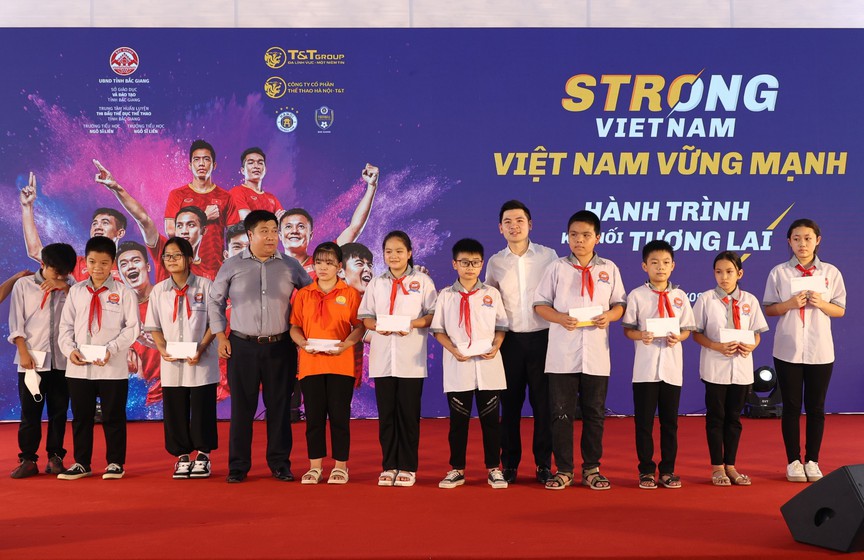 Đại biểu HĐND Đỗ Vinh Quang hiện thực hóa cam kết về bóng đá học đường- Ảnh 5.