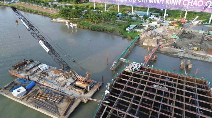 Huy động 650 tấn thép, thực hiện mẻ đổ bê tông liên tục hơn 5.674m3 tại độ sâu 8m dưới lòng sông, Việt Nam hoàn thành một hạng mục xây dựng lớn nhất cả nước - Ảnh 1.