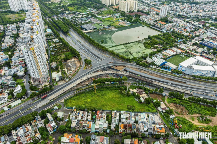 Chỉ 15 ngày nữa, một nhánh cầu vượt trên nút giao 3 tầng lớn nhất TP. HCM sẽ chính thức thông xe - Ảnh 1.