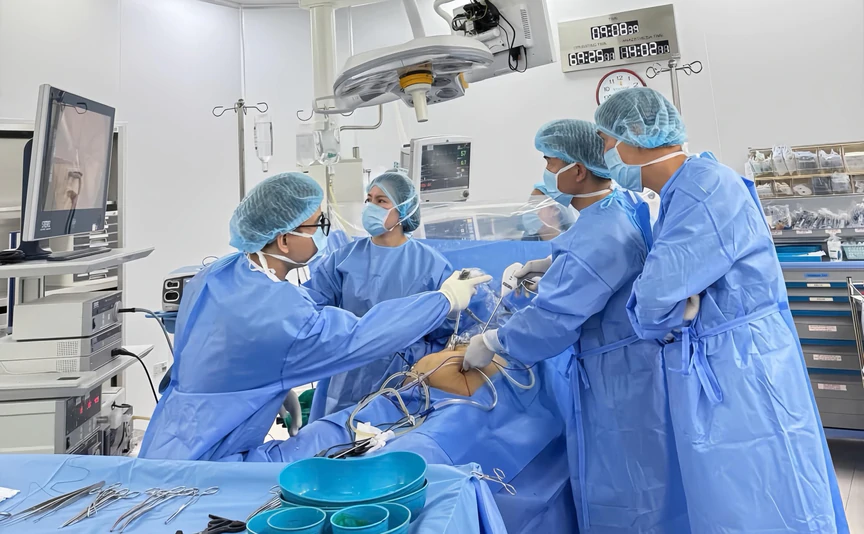Vinmec Đà Nẵng mổ cấp cứu loại bỏ khối u buồng trứng khổng lồ cho bệnh nhân suy thận - Ảnh 1.