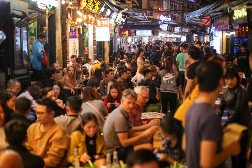 Hà Nội sẽ phát triển 4 khu kinh tế ban đêm, mở thêm không gian vui chơi xuyên đêm, kéo dài giờ chạy metro và xe buýt - Ảnh 2.