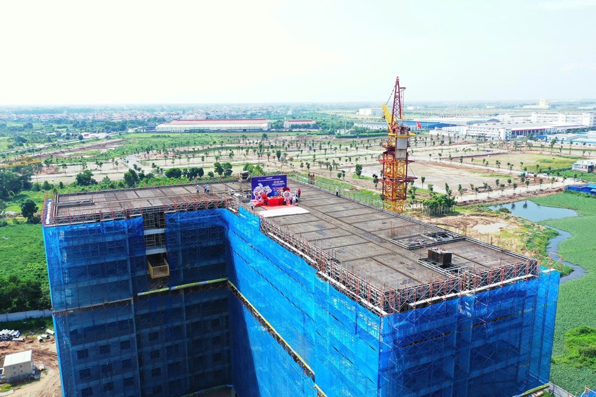 Tập đoàn Hòa Phát tổ chức lễ cất nóc công trình hơn 800 căn hộ nhà ở xã hội KCN Yên Mỹ II - Ảnh 1.