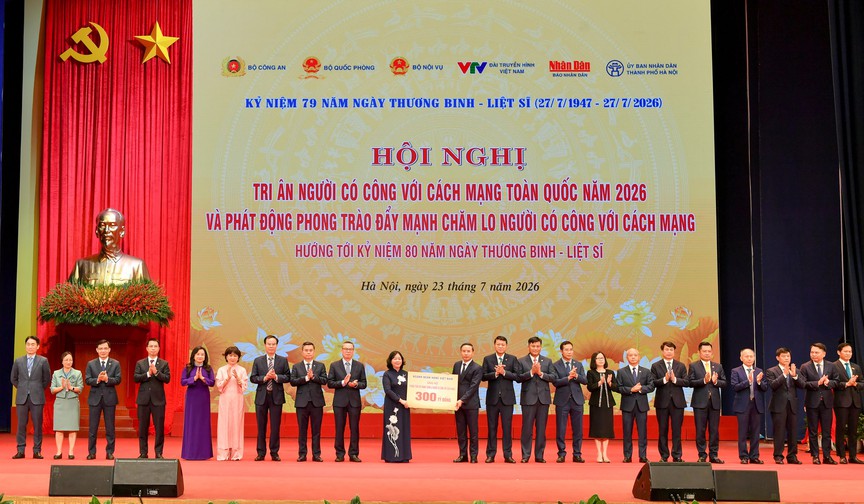Agribank cùng ngành Ngân hàng trao tặng 300 tỷ đồng ủng hộ phong trào đẩy mạnh chăm lo người có công với cách mạng - Ảnh 4.