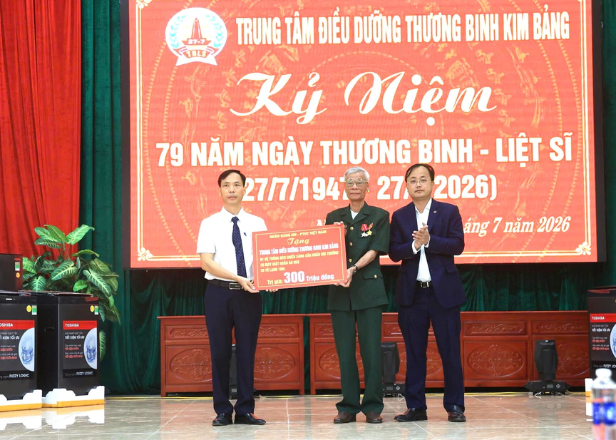 Agribank cùng ngành Ngân hàng trao tặng 300 tỷ đồng ủng hộ phong trào đẩy mạnh chăm lo người có công với cách mạng - Ảnh 5.