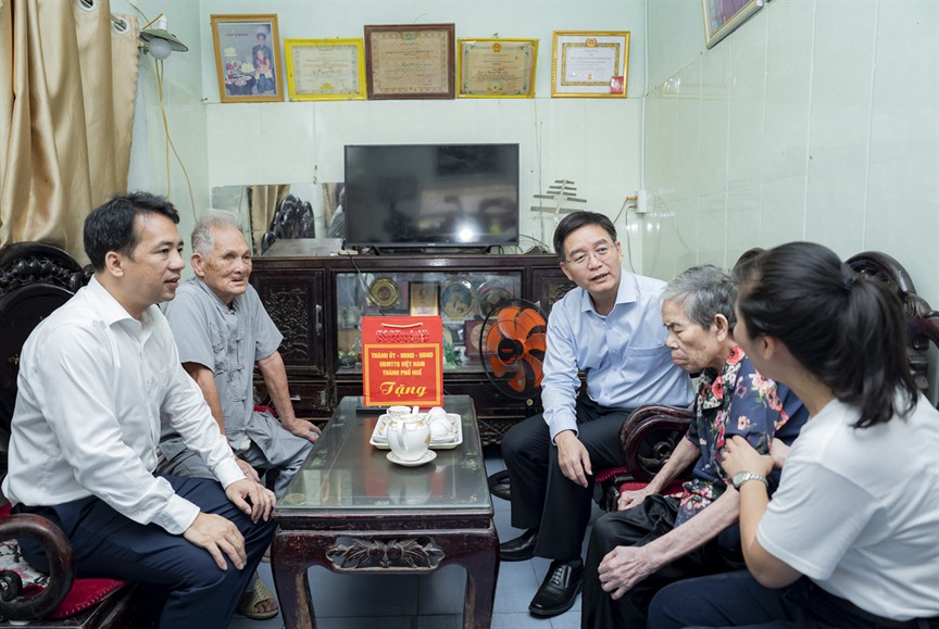 TP. Huế: Thăm, tặng quà người có công nhân kỷ niệm 79 năm Ngày Thương binh - Liệt sĩ - Ảnh 1.