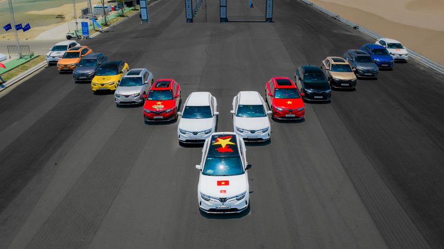 Vượt xe an toàn, leo đèo nhàn như không: Lý do VinFast VF 8 chinh phục chủ xe sau hành trình hơn 14.000 km - Ảnh 1.