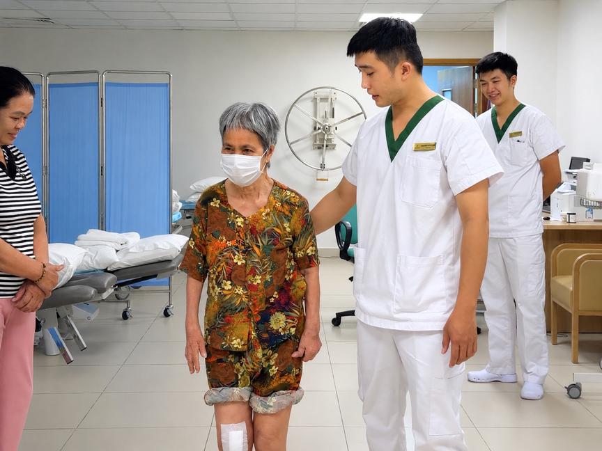 Tưởng mất khả năng đi lại, cụ bà phục hồi thần kì sau thay khớp gối bằng robot CORI - Ảnh 2.