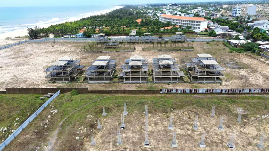 Nhếch nhác tuyến đường tỉ đô  Kỳ 1: Những "vết sẹo" trên mặt tiền thành phố mới  - Ảnh 4.