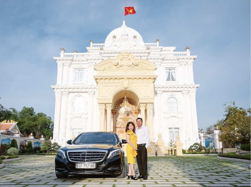 Choáng ngợp biệt phủ rộng bằng nửa sân bóng đá của đại gia miền Tây: Dát vàng loá mắt, nội thất toàn gỗ quý nhập trực tiếp từ Lào - Ảnh 1.