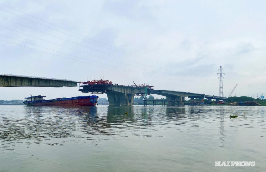 Cây cầu đầu tiên bắc qua sông Thái Bình nối Bắc Ninh - Hải Phòng sau gần 2 năm khởi công: Đã thành hình, gấp rút hoàn thiện sau ít tháng nữa - Ảnh 1.