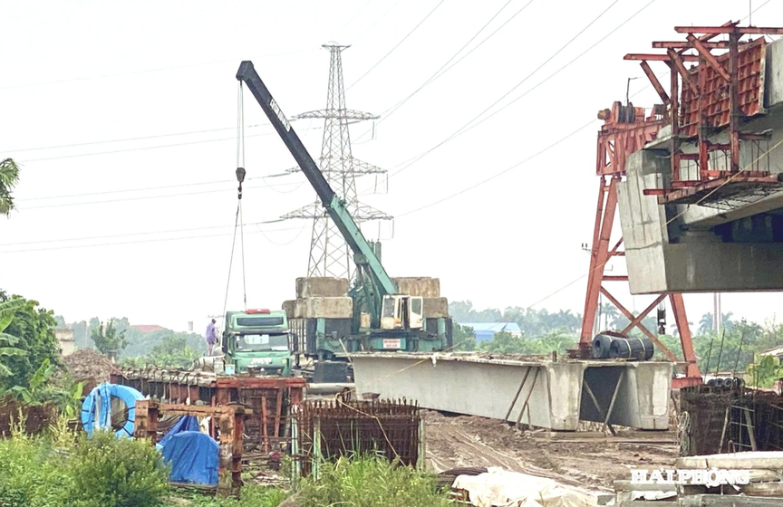 Cây cầu đầu tiên bắc qua sông Thái Bình nối Bắc Ninh - Hải Phòng sau gần 2 năm khởi công: Đã thành hình, gấp rút hoàn thiện sau ít tháng nữa - Ảnh 2.
