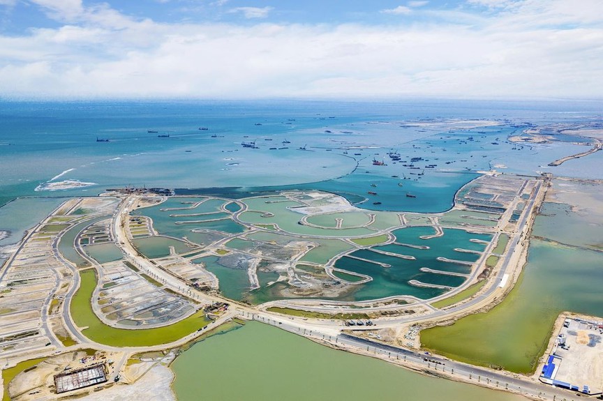 Từ vùng biển hoang sơ đến đại công trường thi công thần tốc: Siêu đô thị lấn biển gần 10 tỷ USD lớn nhất Việt Nam của Vingroup đang dần lộ diện - Ảnh 3.