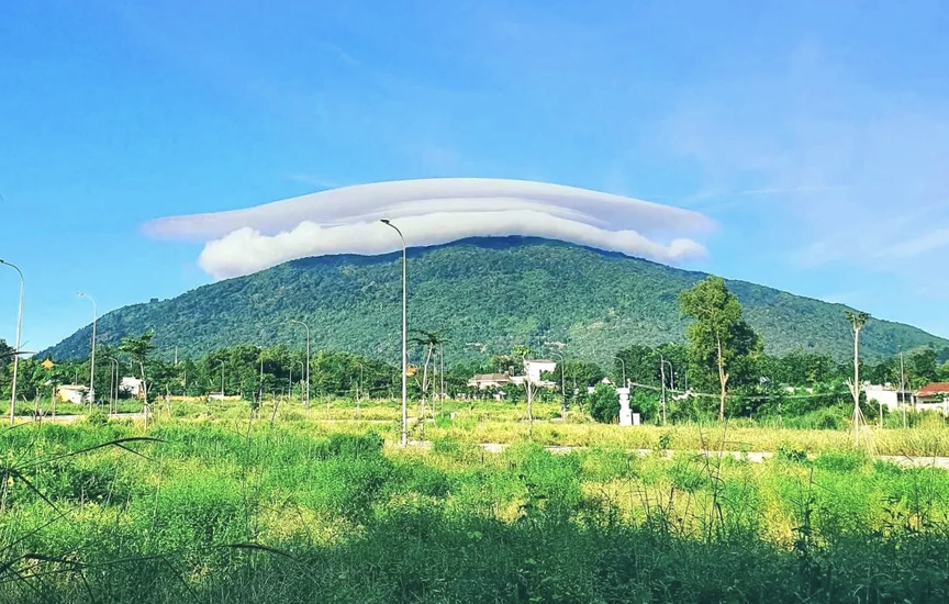 Việt Nam sắp xây dựng tuyến đường quanh ngọn núi cao thứ 2 miền Nam, vốn đầu tư hơn 4.000 tỷ - Ảnh 1.