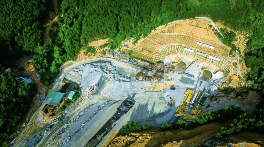 Cao tốc kết nối ‘rừng - biển’ đầu tiên của Việt Nam nguy cơ lỡ hẹn thông xe, Bộ Xây dựng ra công điện hoả tốc - Ảnh 1.
