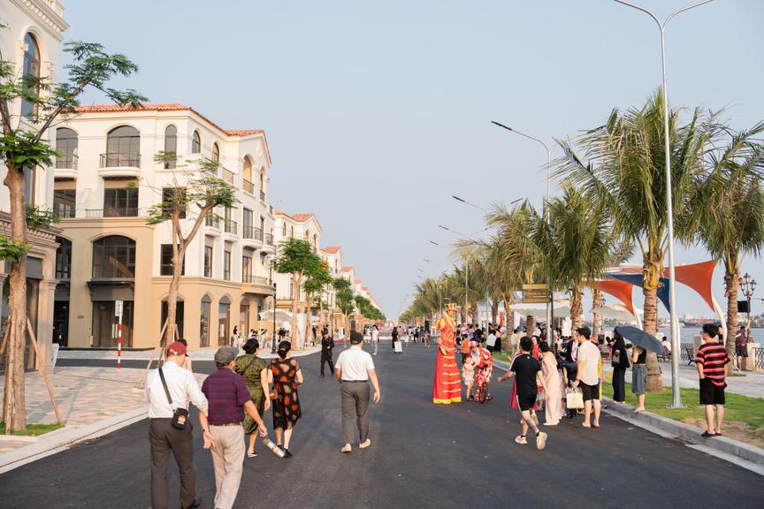 Giới thượng lưu đất Cảng tìm tài sản truyền đời, nhà phố đa công năng Royal Boulevard lên ngôi - Ảnh 5.