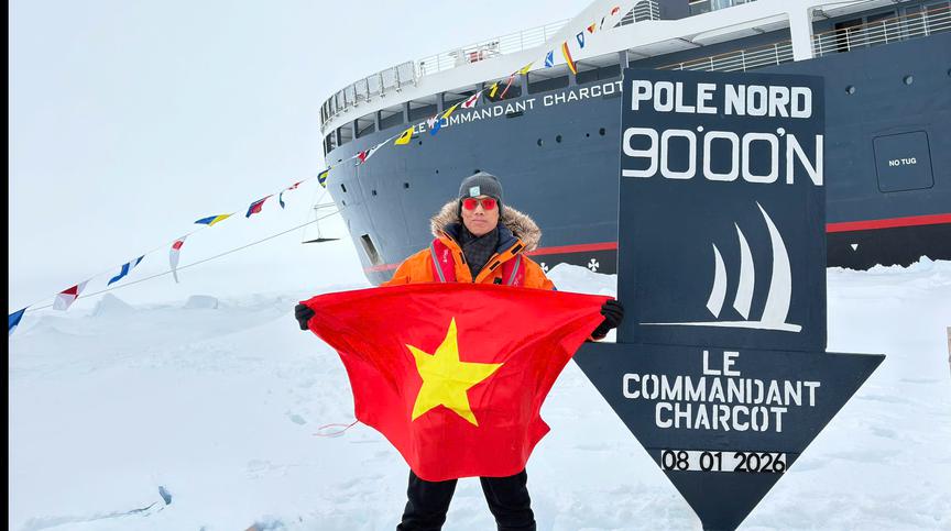 A Vietnamese Carries the National Flag to Both Ends of the Earth - Ảnh 2.