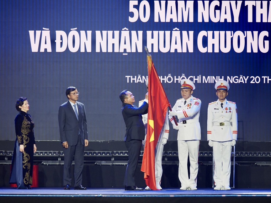 Sau danh hiệu anh hùng lao động, Vinamilk tiếp tục đón nhận huân chương độc lập hạng nhất - Ảnh 1.