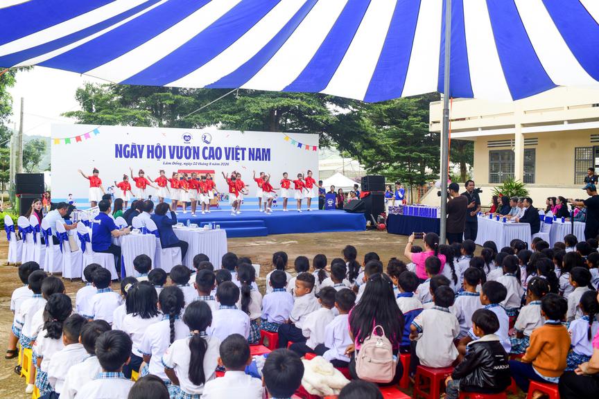 Trẻ em vùng cao lần đầu nhìn thấy "phiên bản tương lai" của chính mình qua AI- Ảnh 1.
