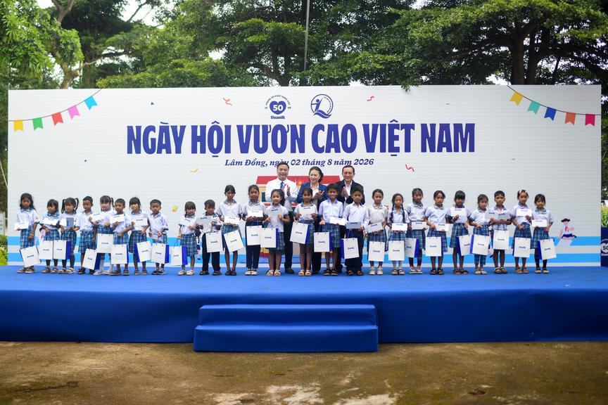Trẻ em vùng cao lần đầu nhìn thấy "phiên bản tương lai" của chính mình qua AI- Ảnh 3.
