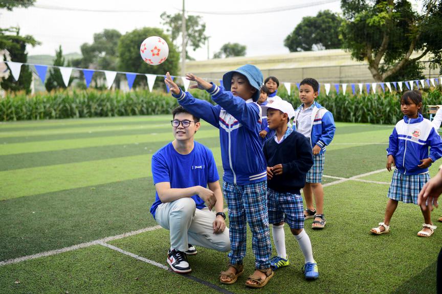 Trẻ em vùng cao lần đầu nhìn thấy "phiên bản tương lai" của chính mình qua AI- Ảnh 4.