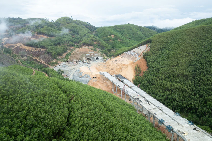 Cao tốc kết nối rừng - biển đầu tiên của Việt Nam: Đã đào thông hầm xuyên núi, 10 cây cầu hoàn thiện sau 1 tháng nữa - Ảnh 1.