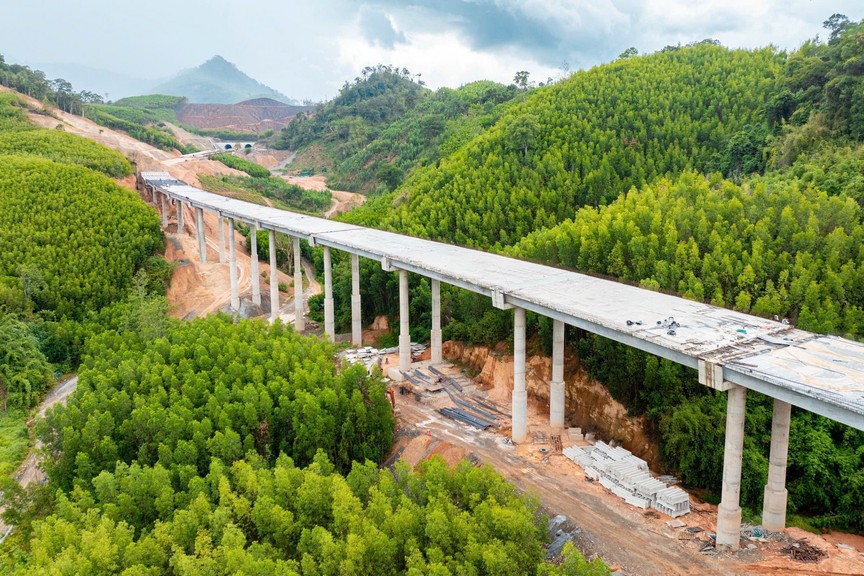 Cao tốc kết nối rừng - biển đầu tiên của Việt Nam: Đã đào thông hầm xuyên núi, 10 cây cầu hoàn thiện sau 1 tháng nữa - Ảnh 2.