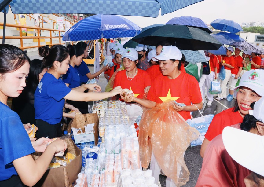 Vinamilk Sure đồng hành cùng người cao tuổi chủ động sống khỏe- Ảnh 4.