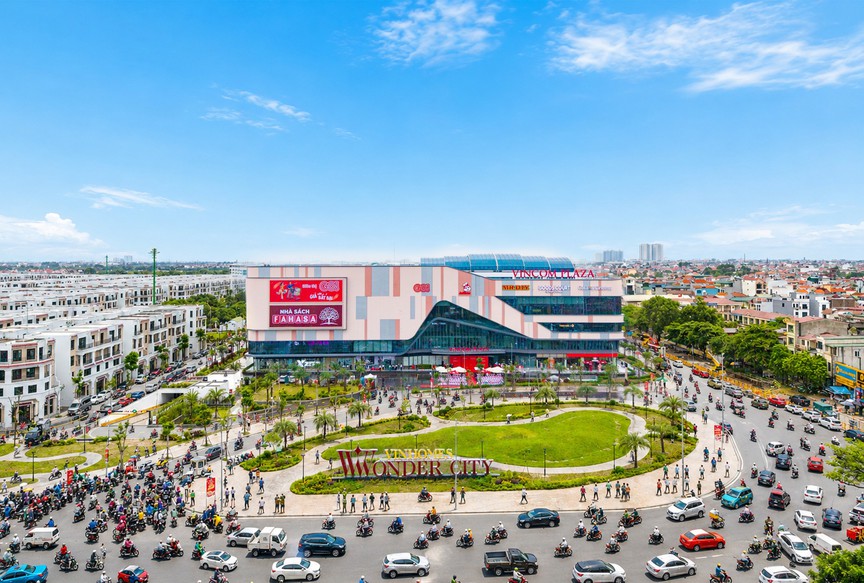 Một TTTM chỉ mới khai trương 3 ngày đã hút hơn 20 triệu lượt xem, có màn cầu hôn gây bão mạng xã hội - Ảnh 1.