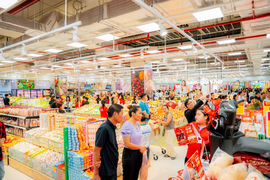 Một TTTM chỉ mới khai trương 3 ngày đã hút hơn 20 triệu lượt xem, có màn cầu hôn gây bão mạng xã hội - Ảnh 10.