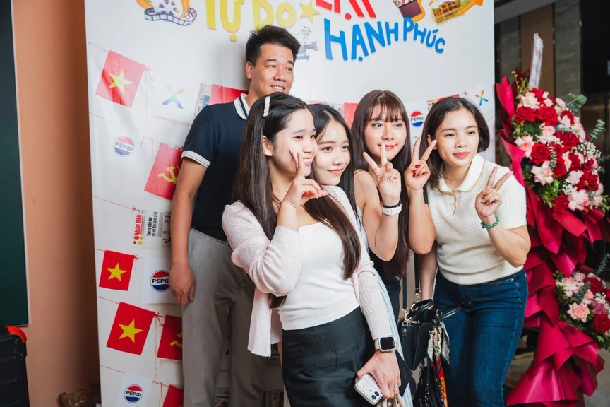 Một TTTM chỉ mới khai trương 3 ngày đã hút hơn 20 triệu lượt xem, có màn cầu hôn gây bão mạng xã hội - Ảnh 3.
