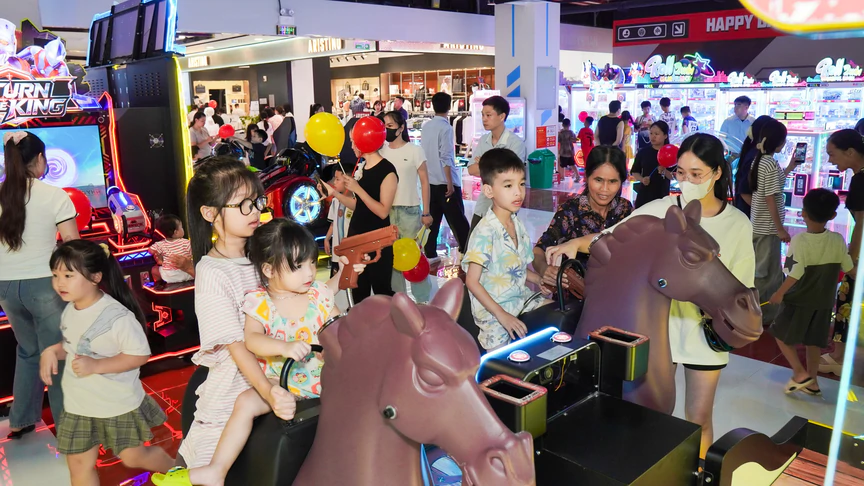Một TTTM chỉ mới khai trương 3 ngày đã hút hơn 20 triệu lượt xem, có màn cầu hôn gây bão mạng xã hội - Ảnh 7.